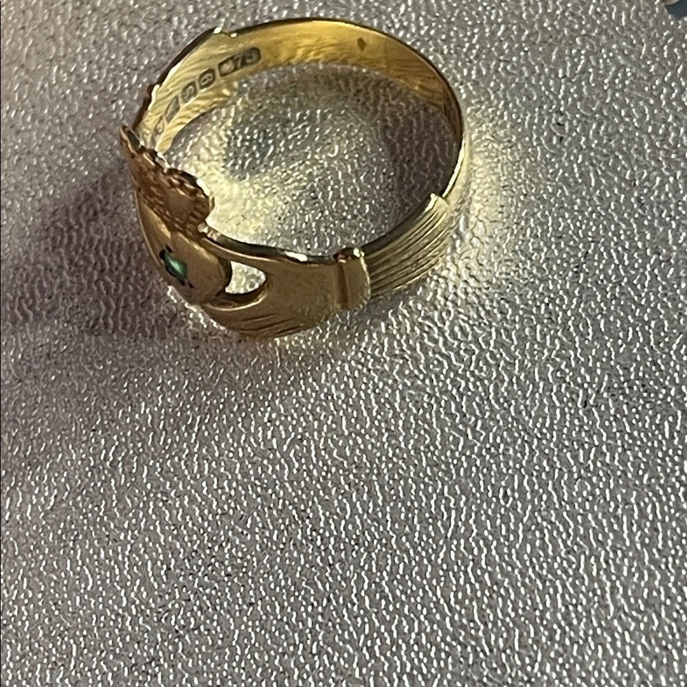 9k gold stamps 375 vintage claddagh ring with emerald size 5.5 - Picture 10 of 10